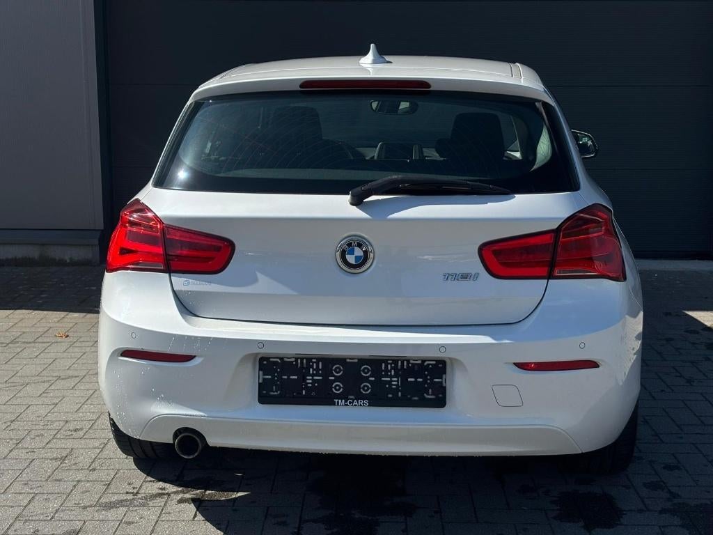 BMW 118I benzine automaat, Auto's, Wit, Bedrijf, 5 zetels, 3 cilinders