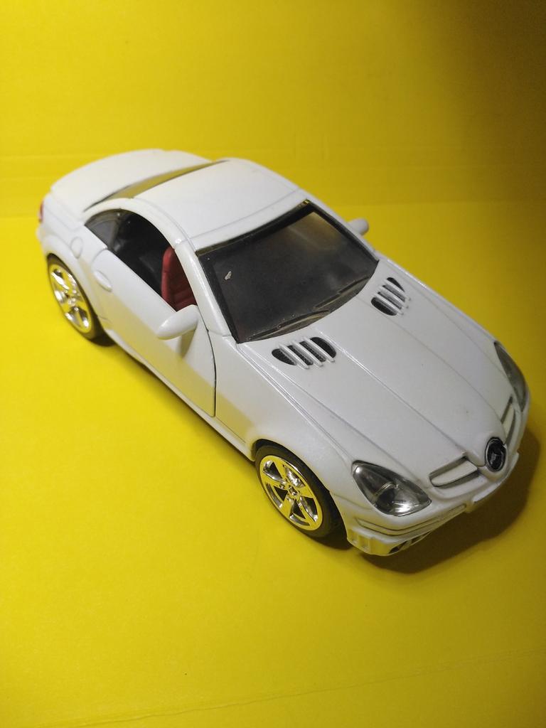 1:43 Mercedes Benz SLK Pullback Sound & Lights, Hobby & Loisirs créatifs, Enlèvement ou Envoi, Comme neuf