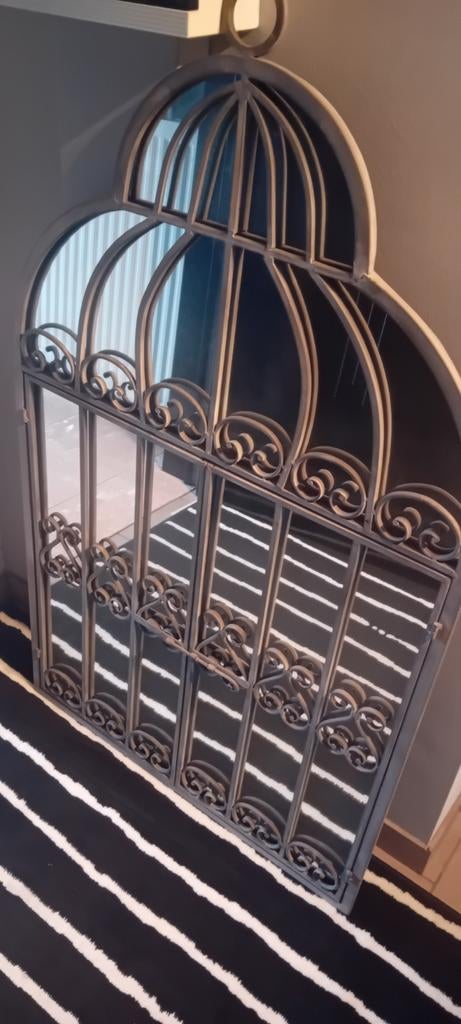 Grand miroir cage, Enlèvement