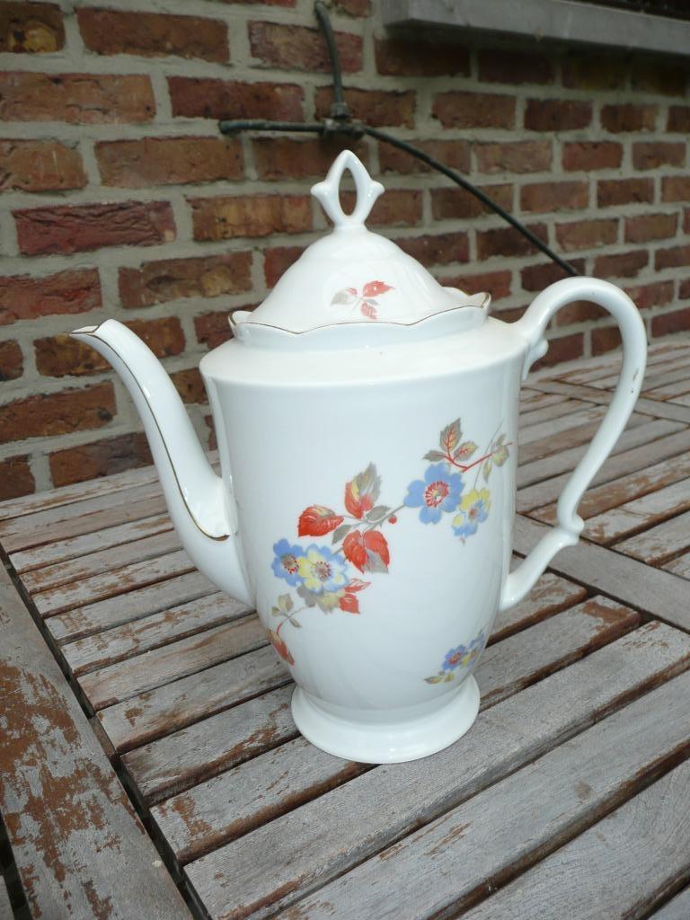 elegante, bebloemde, porseleinen koffiekan, Enlèvement ou Envoi, Comme neuf, Porcelaine, Autres types