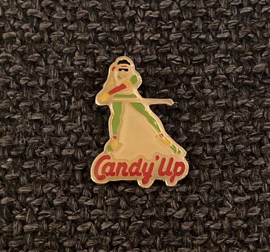 PIN - CANDY'UP - CHOCOLADEMELK - ALPINE SKI - LANGLAUF, Verzenden, Gebruikt, Sport, Speldje of Pin