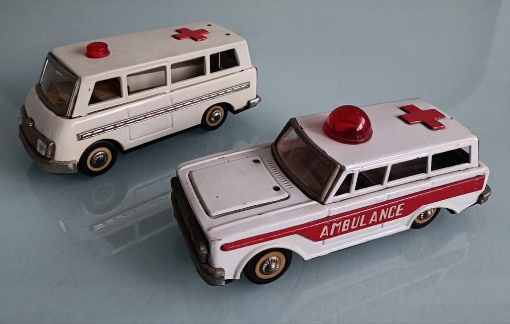 De vieilles ambulances en étain., Enlèvement ou Envoi