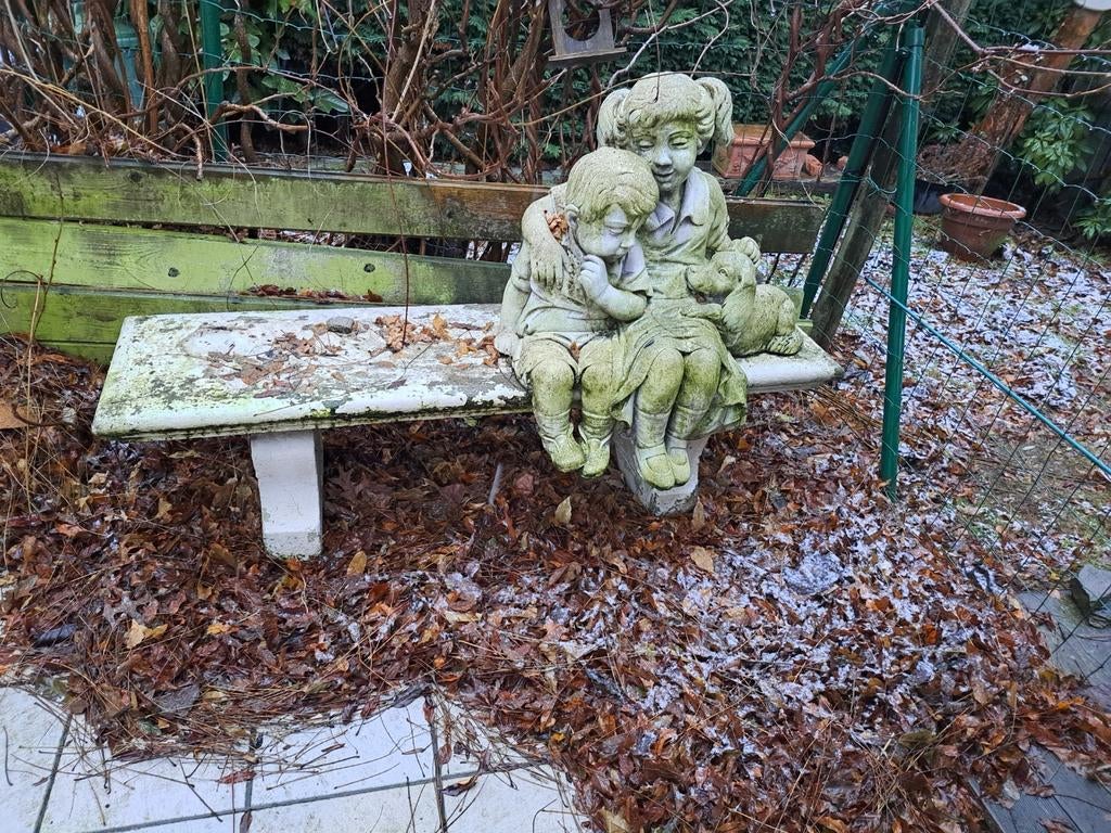 Stenen bank met figuren, Enlèvement, Banque