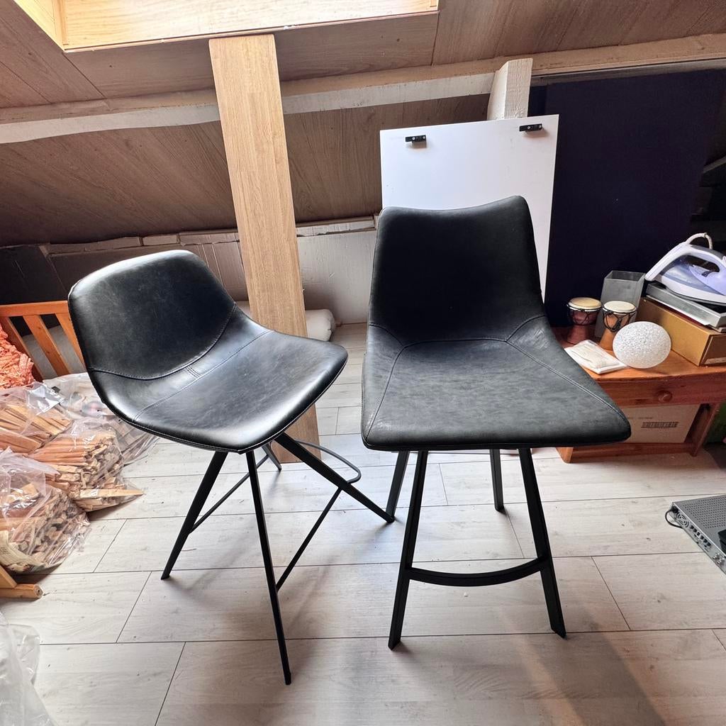 Barkruk nieuw, Ophalen, Twee, Bruin, Een barkruk is met draaibare zit