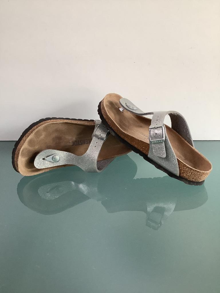 Gratis Verzenden | Birkenstock Gizeh zilveren slippers 36, Kleding | Dames, Schoenen, Slippers, Overige kleuren, Verzenden, Zo goed als nieuw