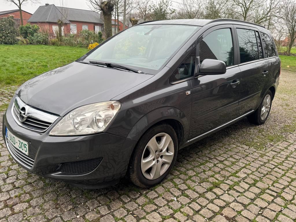7 zitplaatsen opel Zafira benzine euro 5, Auto's, Voorwielaandrijving, Euro 5, Zwart, 4 cilinders