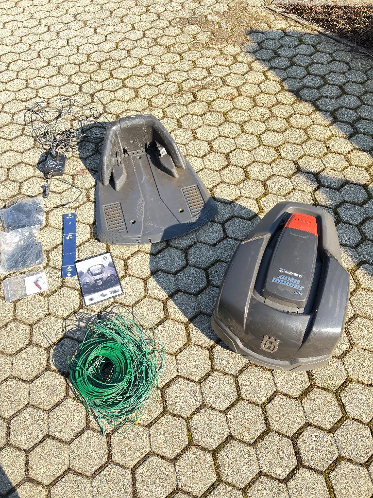 Robot tondeuse Husqvarna 305, Enlèvement, Utilisé, 20 à 25 cm, Husqvarna