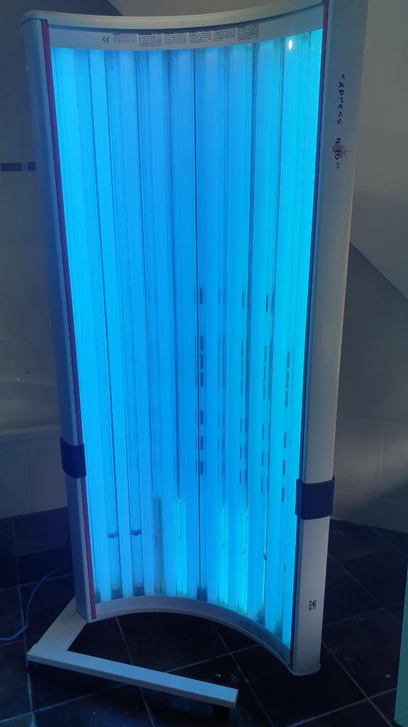 Lit de bronzage en très bon état, Electroménager, Solarium, Banc solaire & Bronzage facial, Enlèvement, Comme neuf, Banc solaire simple face