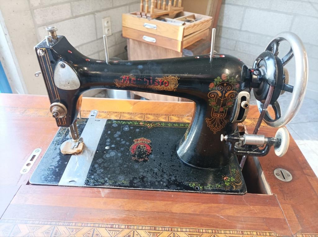 Machine à coudre Méphisto avec armoire en chêne massif, Antiquités & Art, Antiquités | Machines à coudre