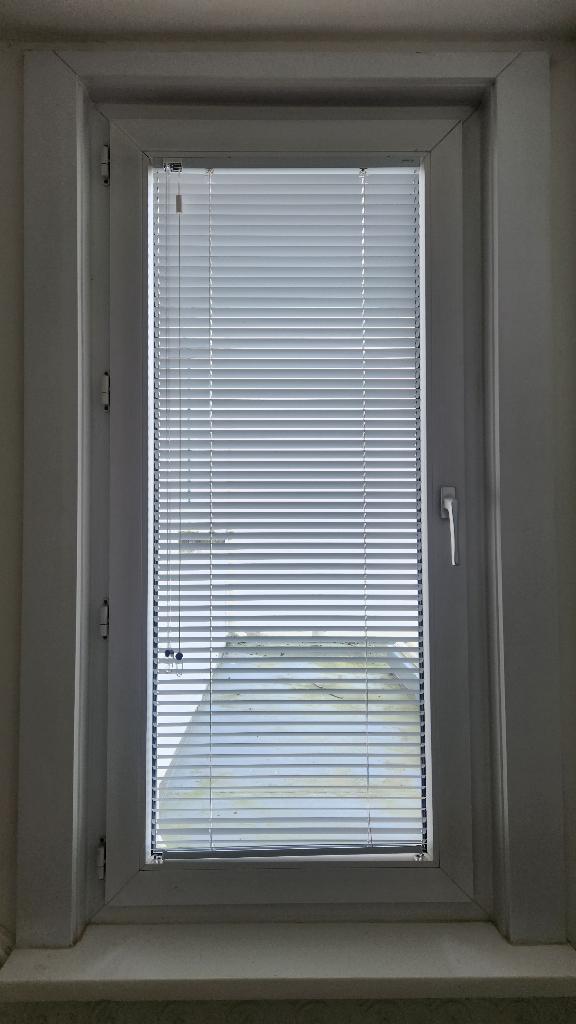 fenêtre en PVC blanc avec store occultant, Double vitrage, 120 à 160 cm, Fenêtre de façade ou Vitre, Enlèvement