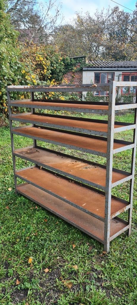 Étagère d'atelier métallique