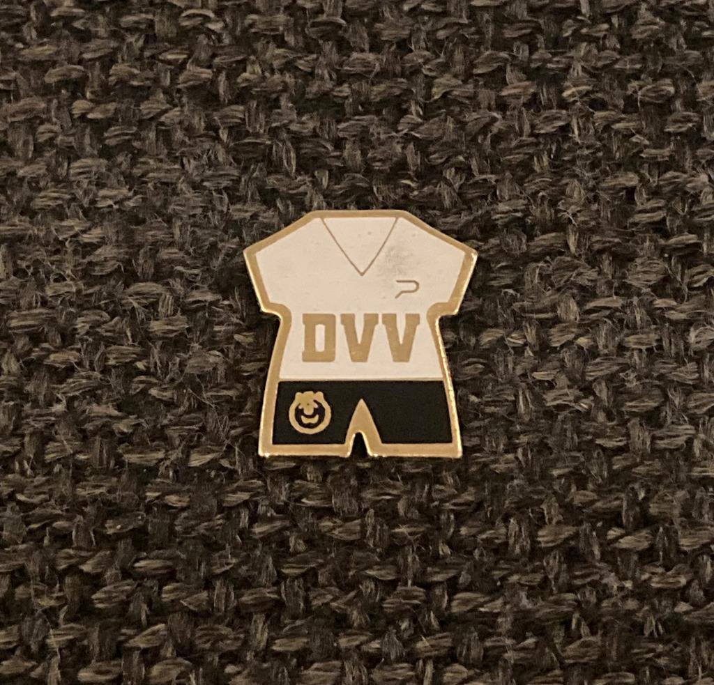 PIN - KSC LOKEREN - FOOTBALL SHIRT - VOETBAL - DVV, Envoi, Utilisé, Sport, Insigne ou Pin's