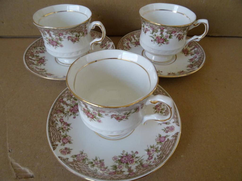 Vintage vergulde kop en schotels Balmoral Castle Bone China, Verzamelen, Gebruikt, Verzilverd, Porselein, Verzenden