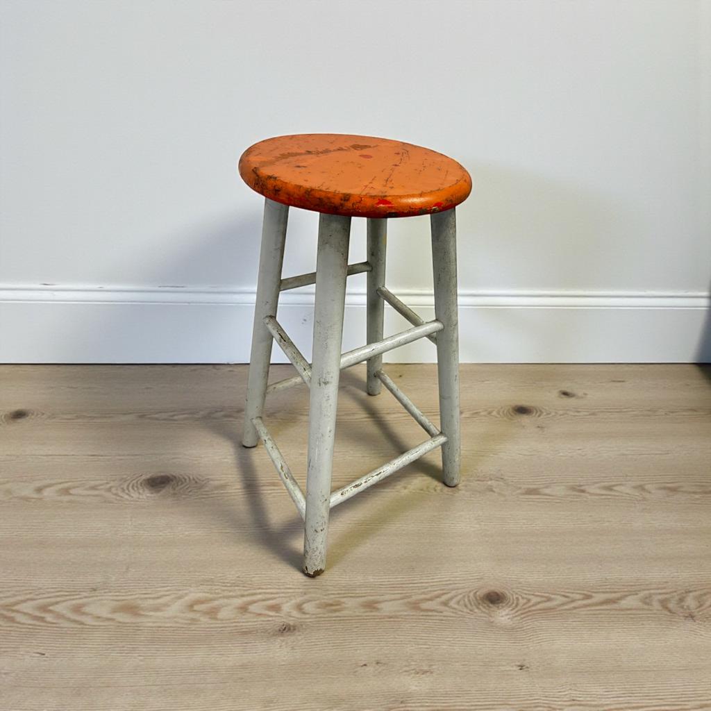 Vintage houten oranje kruk / barkruk / tabouret, Huis en Inrichting, Ophalen of Verzenden, Gebruikt