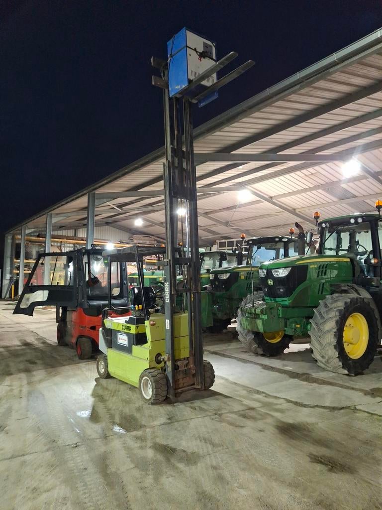 Clark ,klark ,heftruck 2 ton triplex ,lage prijsklasse, Zakelijke goederen, Machines en Bouw | Metaalbewerking, Ophalen, Clark