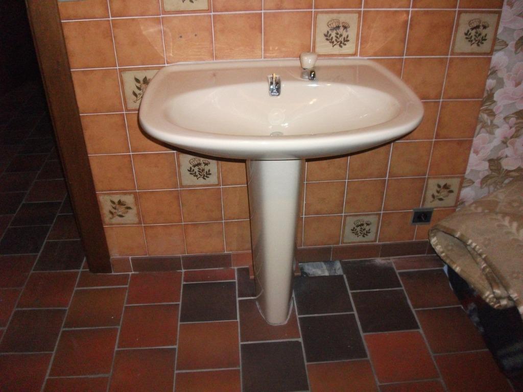 unique; lavabo en porcelaine beige bahama avec colonne sur p, Bricolage & Construction, Sanitaire, Comme neuf, Lavabo, Enlèvement