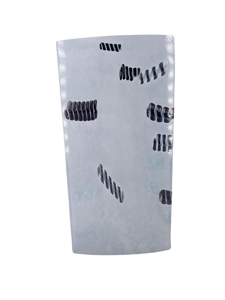 Vase Blanc Bertil Vallien pour Kosta Boda - Numéroté 48778, Antiquités & Art, Antiquités | Verre & Cristal, Enlèvement ou Envoi