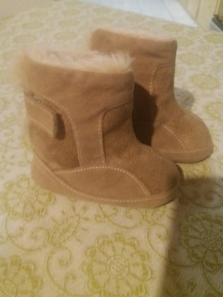 Nieuw: babylaarsjes, daim met wol., Ophalen of Verzenden, Nieuw, Jongetje of Meisje, Laarsjes