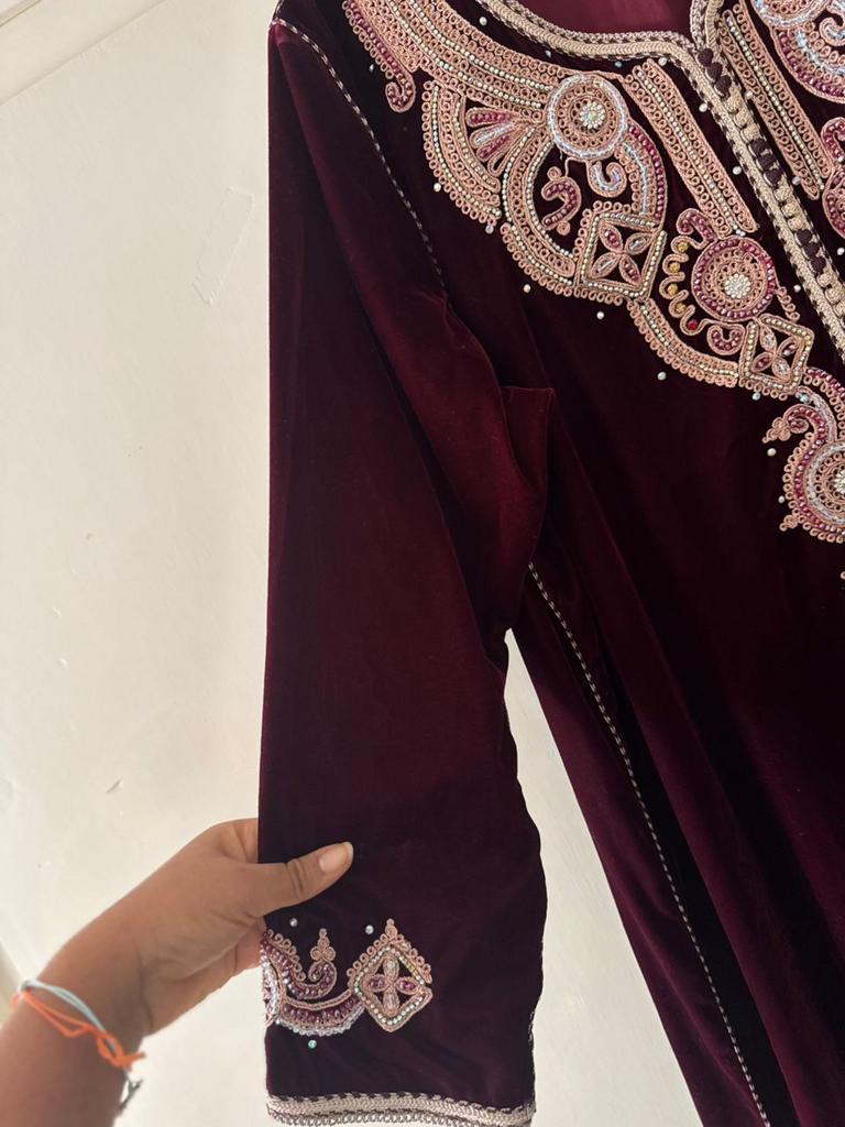 Bourgondische rode kaftan, Ophalen, Rood