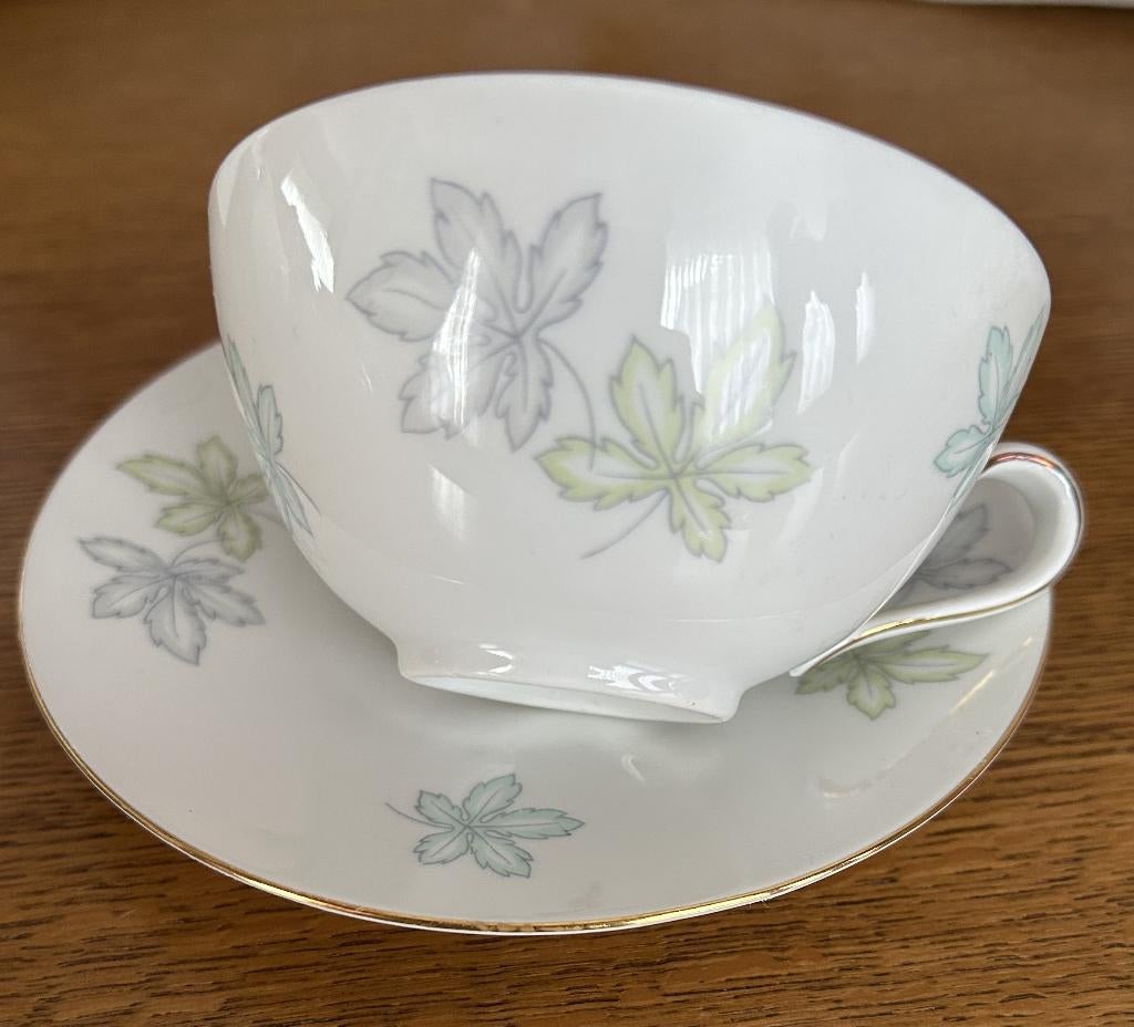 Vintage Koffieservies 12 personen met blaadjesmotief, Ophalen, Zo goed als nieuw, Overige stijlen, Porselein