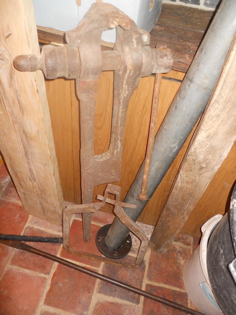 Aambeeld Smidse, Ophalen