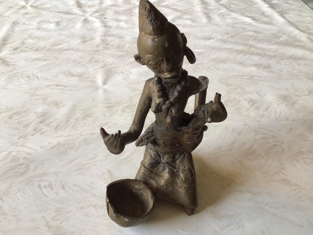 Zeer Oud bronzen beeld voedende vrouw met kind, Ophalen of Verzenden