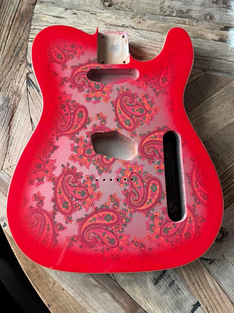 Telecaster Paisley flower body” Paisley Red” neww, Muziek en Instrumenten, Verzenden, Zo goed als nieuw