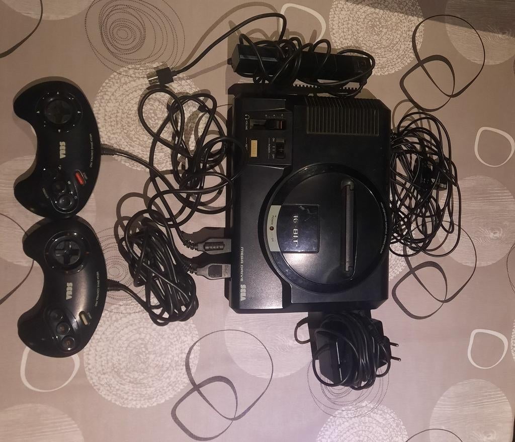Sega Mega Drive, Enlèvement, Utilisé, Avec 2 manettes, Mega Drive