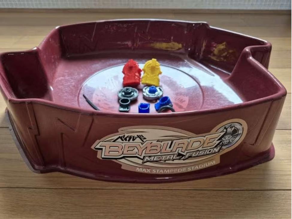 beyblade set arena statium, Kinderen en Baby's, Ophalen of Verzenden, Zo goed als nieuw, Handmatig, Onderdelen