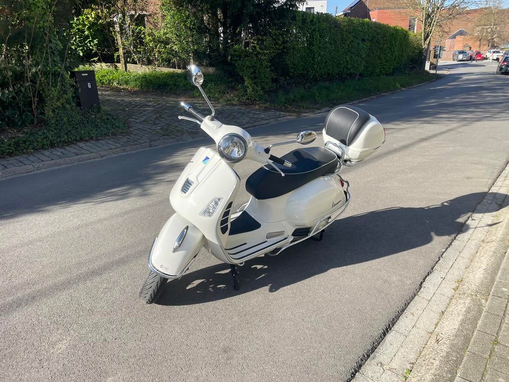 Vespa 125 GTS speciaal model IE weinig kms, Motoren, Particulier, Sport