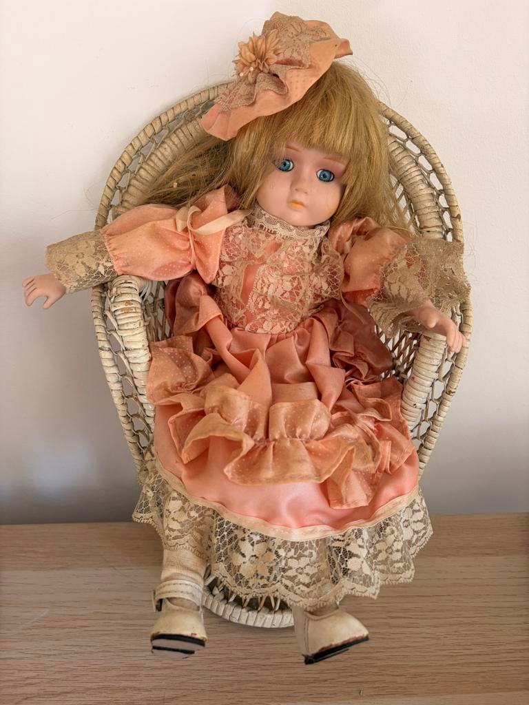 Poupée en porcelaine sur chaise Emmanuelle, Enlèvement ou Envoi, Utilisé, Poupée