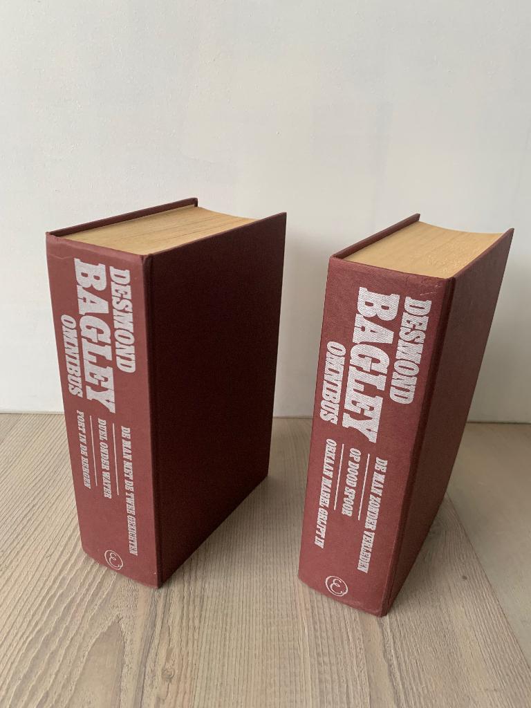 2 x Desmond Bagley omnibus, Ophalen of Verzenden, Gelezen