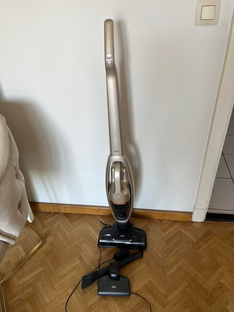 Aspirateur balai AEG avec aspirateur à main, 2 en 1, Electroménager, Enlèvement, Utilisé