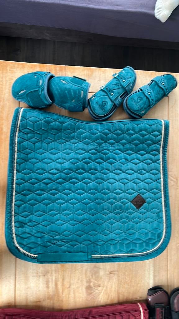 Set Kentucky Velvet émeraude – tapis/guêtres/protège-boulets, Enlèvement, Utilisé, Dressage