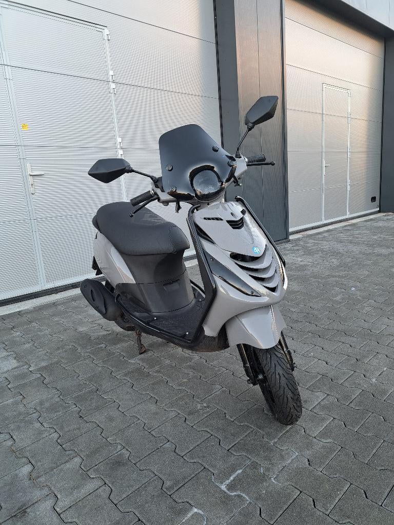 Piaggio Zip 4T Scooter Nardo Grey FULL OPTION (A-KLASSE), Vélos & Vélomoteurs, Enlèvement ou Envoi, Comme neuf