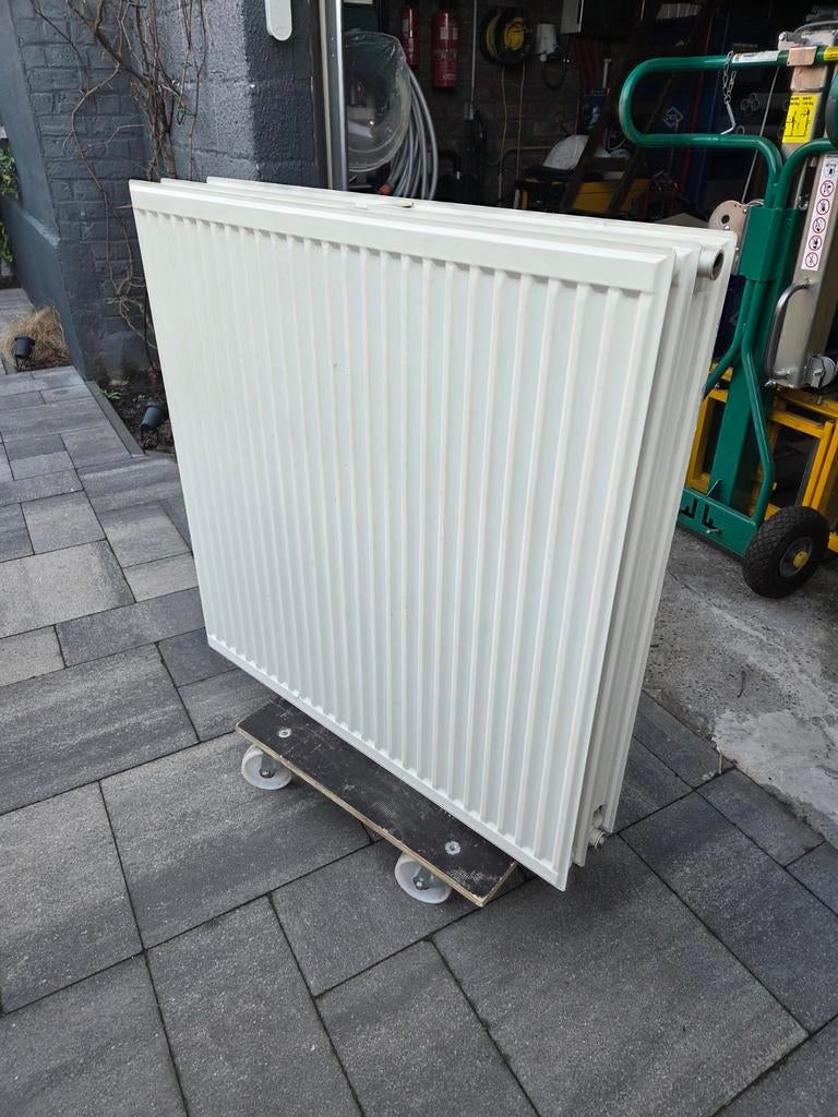 Radiateur 90 cm de haut 90 cm de large type 33 avec supports, Enlèvement, Radiateur