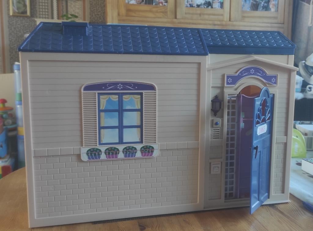 Maison de barbies transportable, Enfants & Bébés, Enlèvement, Comme neuf, Maison de poupées