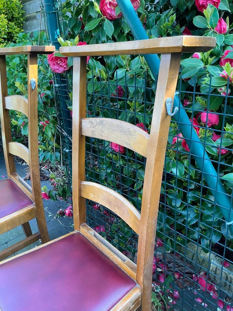 Twee kerkstoelen, Ophalen