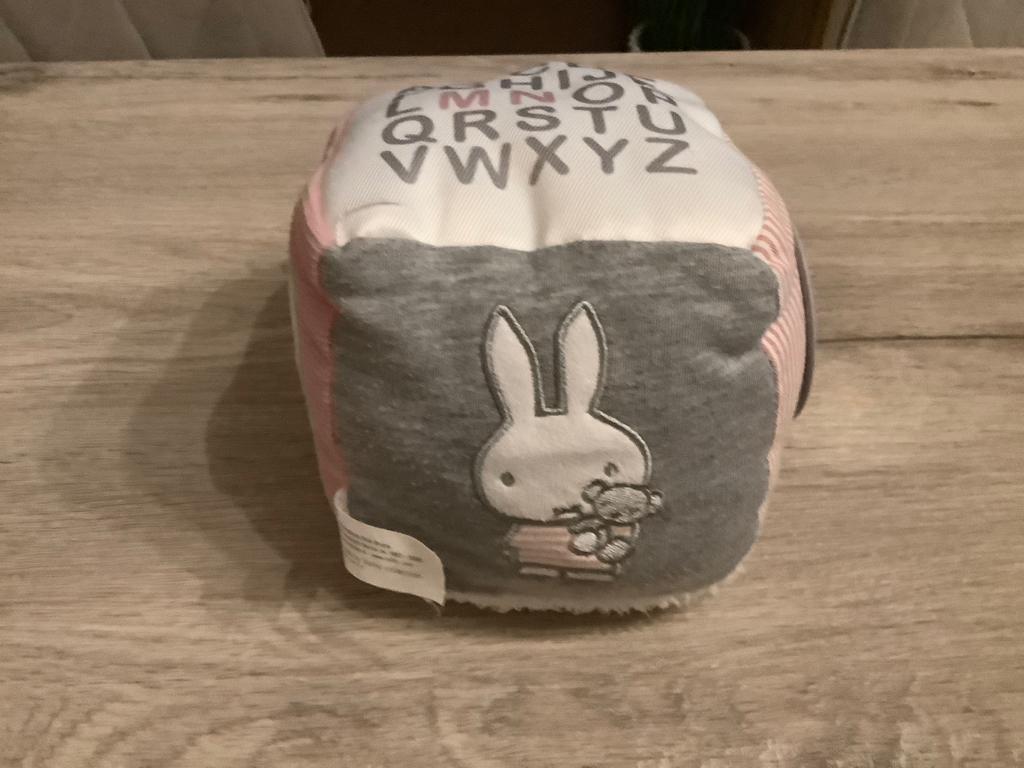 Nijntje fluffy Pink activiteitenkubus, Kinderen en Baby's, Speelgoed | Educatief en Creatief, Zo goed als nieuw, Puzzelen, Ontdekken