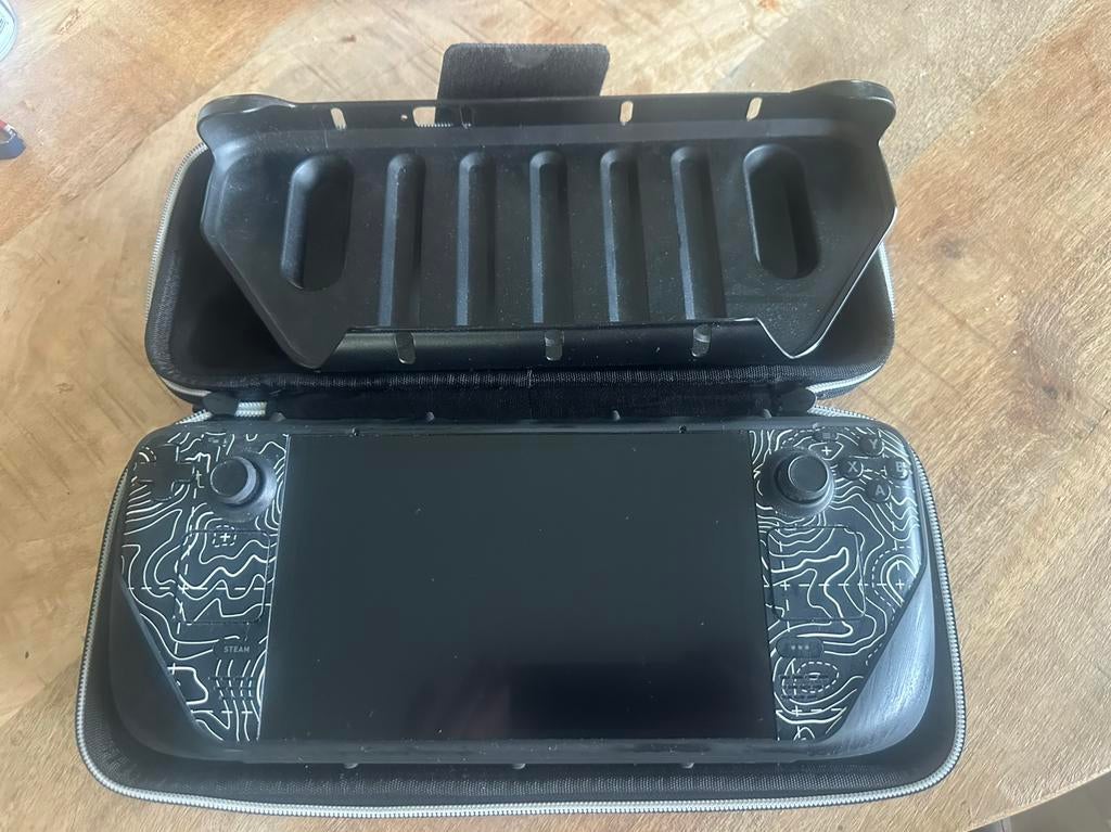 Steam deck oled 1Tb met dbrand case, Consoles de jeu & Jeux vidéo, Jeux | PC, Enlèvement, Comme neuf