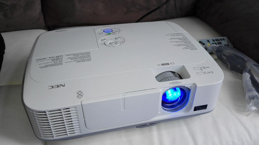 NEC M350X HD projector en 3500 ansi lumen!, Audio, Tv en Foto, Beamers, Ophalen, Zo goed als nieuw, NEC