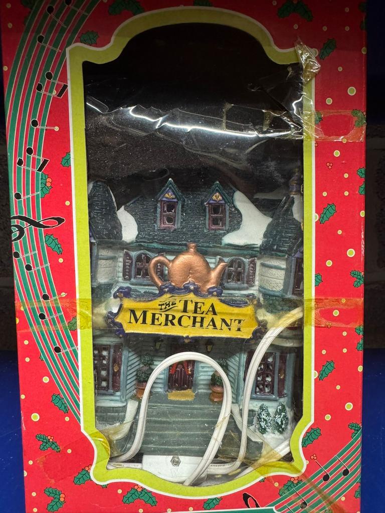 Lemax The Tea Merchant – verlicht kersthuis / theewinkel, Diversen, Kerst, Ophalen of Verzenden, Zo goed als nieuw