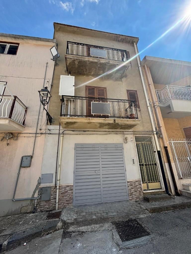 Sicile, Appartement 120 m² avec terrasse à 30 min de la mer, Immo, Buitenland, Italië, Appartement, Dorp