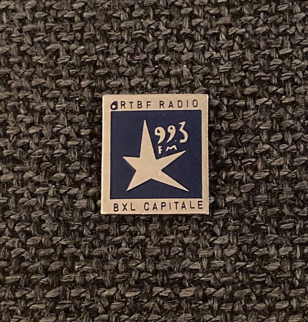 PIN - RTBF RADIO - BXL CAPITALE - BRUXELLES - BRUSSEL, Verzenden, Gebruikt, Overige onderwerpen, Speldje of Pin
