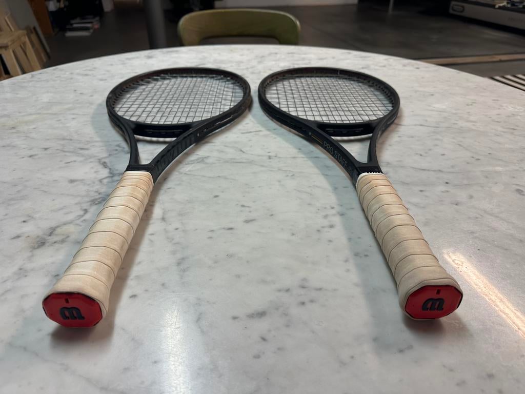 Te koop: 2x Wilson Pro Staff v13 16x19 – Gripmaat L4 (4 1/2), Ophalen, Racket, Wilson, L4