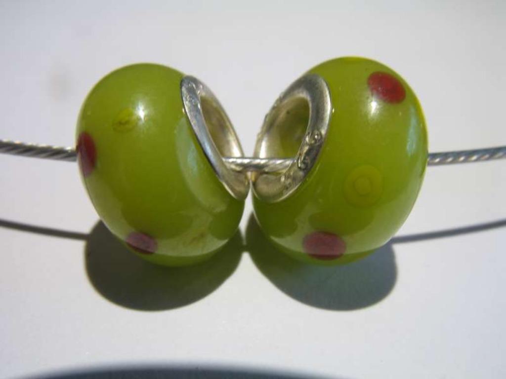 Glas bedel: groen met gele en rode bollen, Bijoux, Sacs & Beauté, Bracelets à breloques, Neuf, Autres marques, Verre ou Cristal