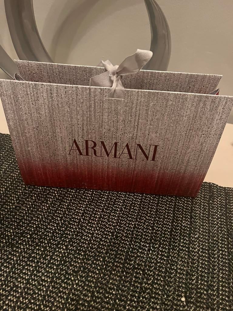 Sac emballage d'Armani pour mettre en valeur votre cadeau, Handtassen en Accessoires, Tassen | Damestassen, Zo goed als nieuw