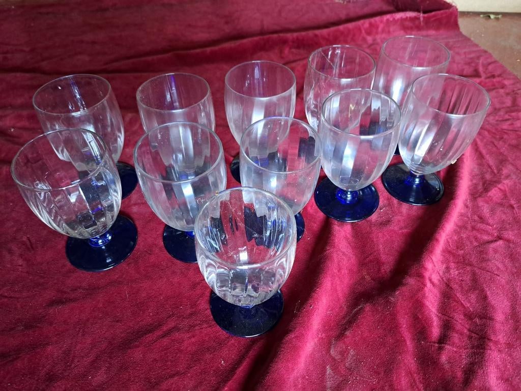 11 verres à vin avec caisson à pieds bleu, Enlèvement, Comme neuf