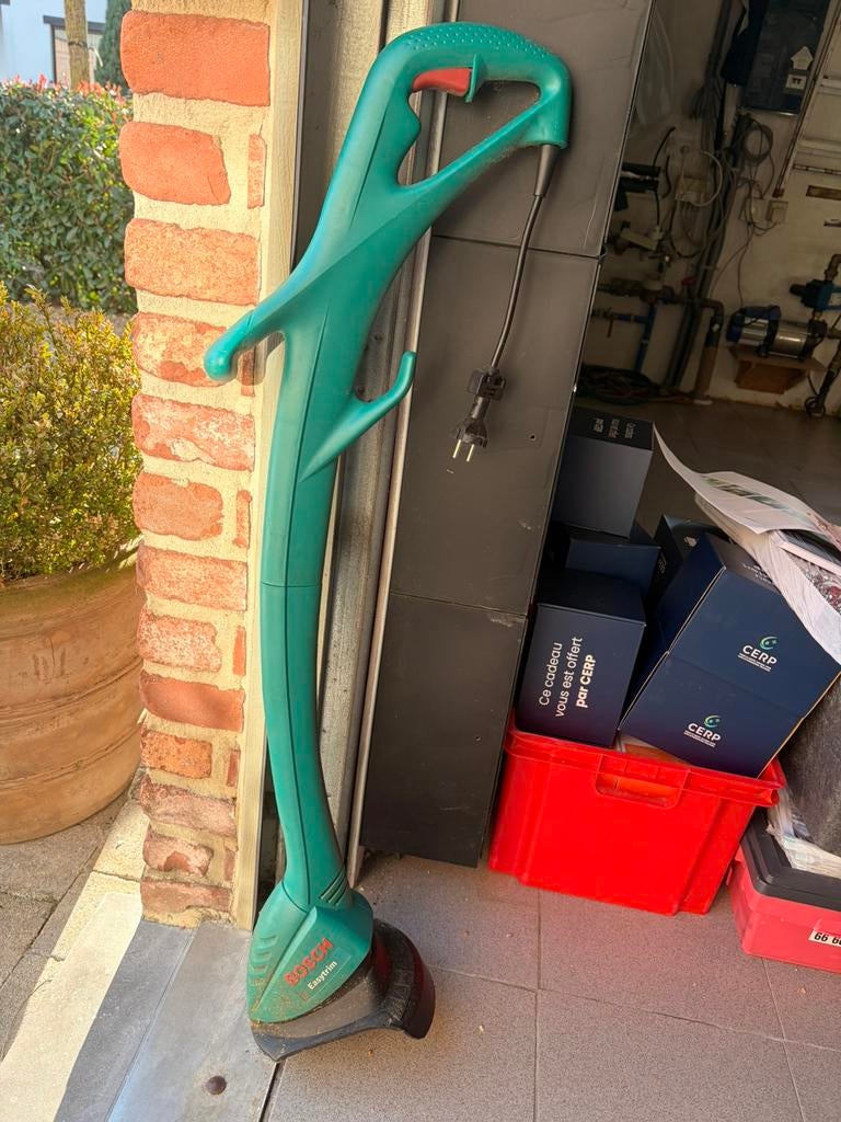 Coupe bordure électrique Bosch + 1 bobine de fil neuve, Enlèvement, Comme neuf, Électrique