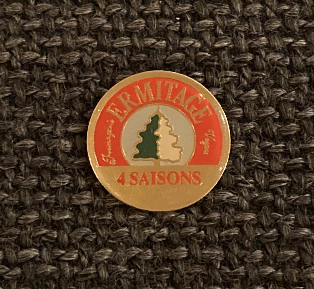 PIN - ERMITAGE - 4 SAISONS, Envoi, Utilisé, Autres sujets/thèmes, Insigne ou Pin's